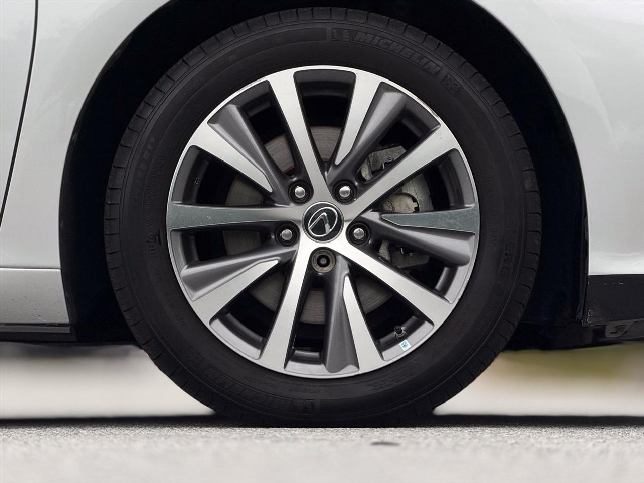 Lexus ES photo 21