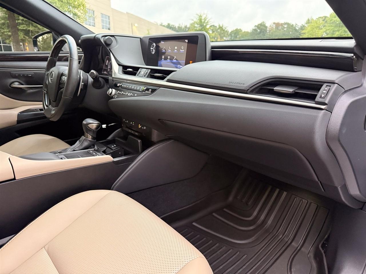 Lexus ES photo 24