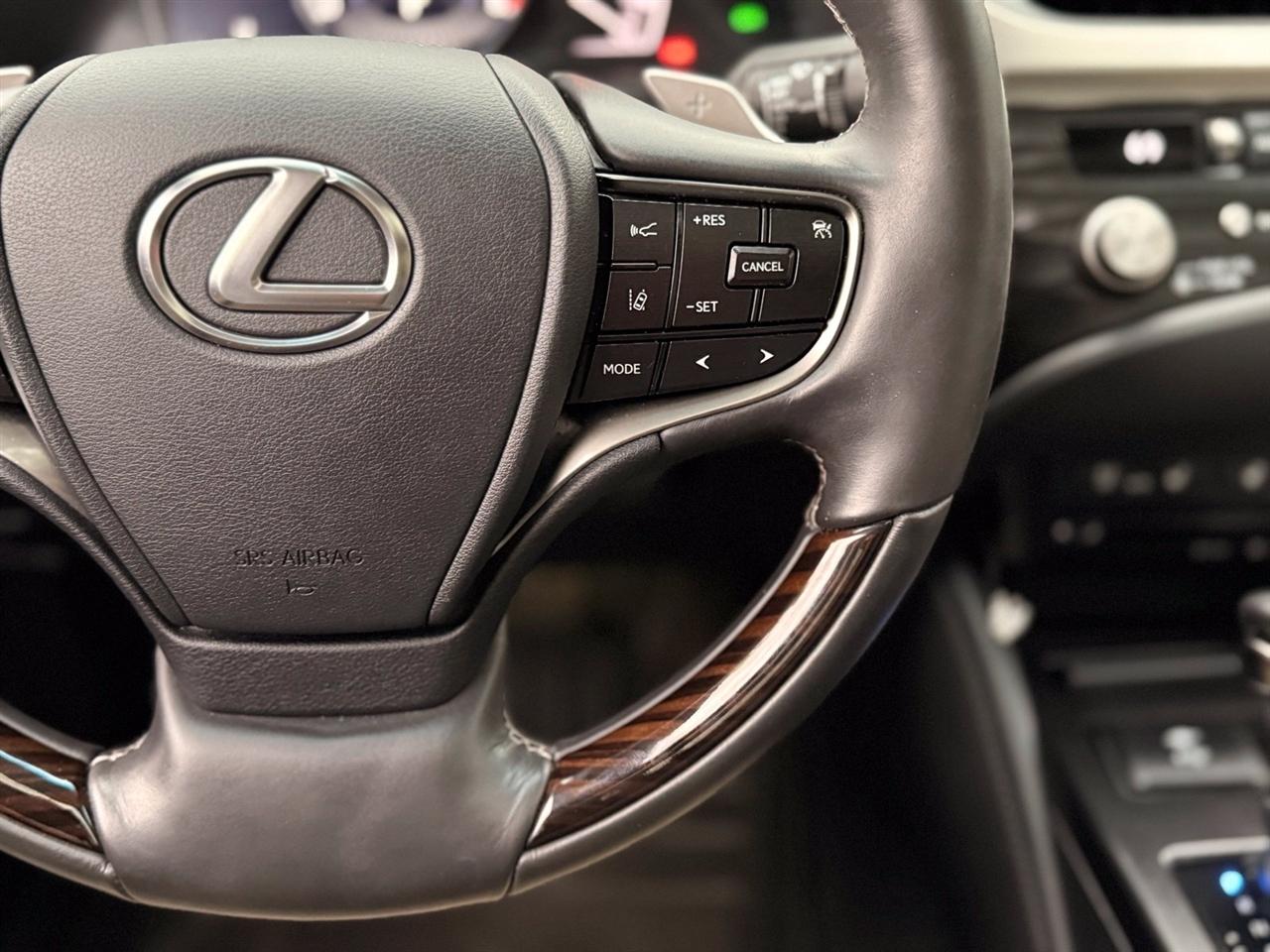 Lexus ES photo 27