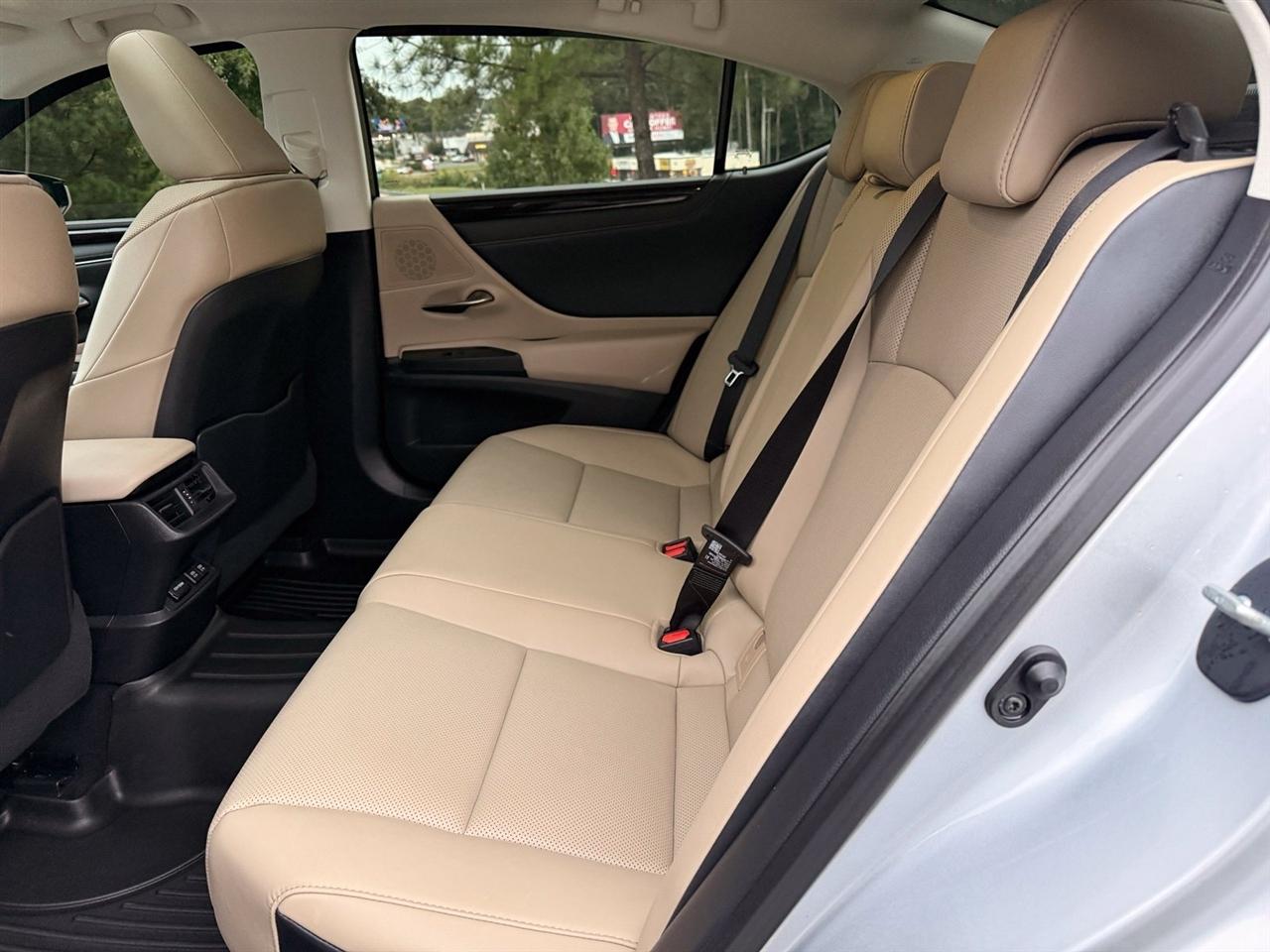 Lexus ES photo 38