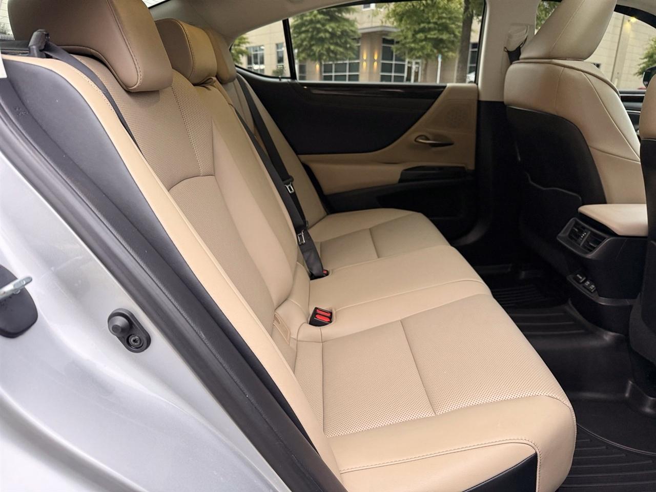Lexus ES photo 39
