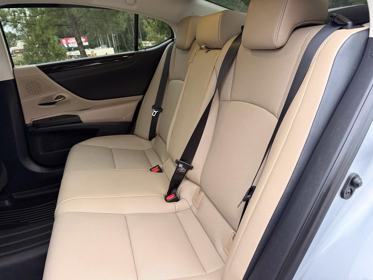 Lexus ES photo 40