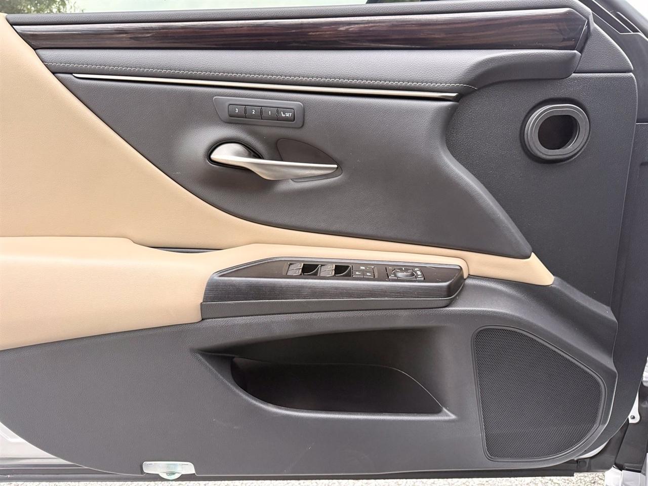Lexus ES photo 43