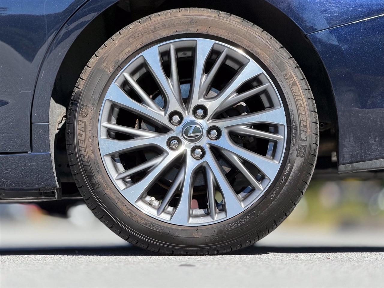 Lexus ES  2019