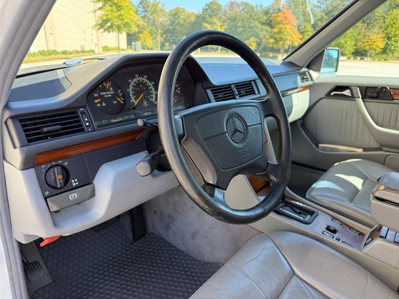 Mercedes-Benz E-Class photo 22