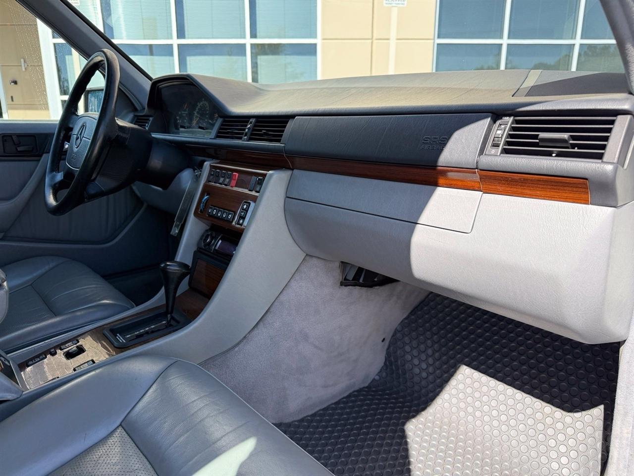 Mercedes-Benz E-Class photo 24