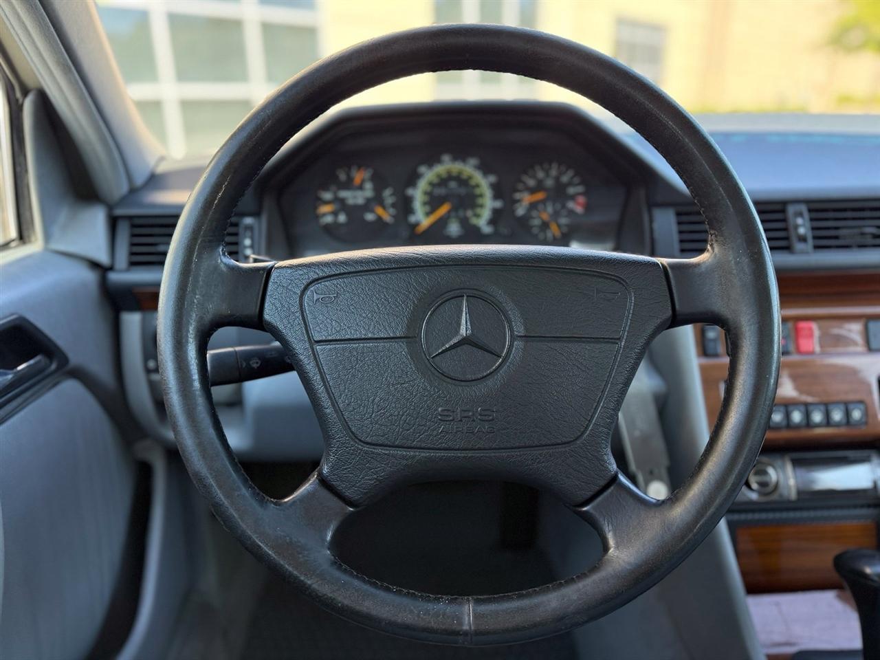 Mercedes-Benz E-Class photo 25