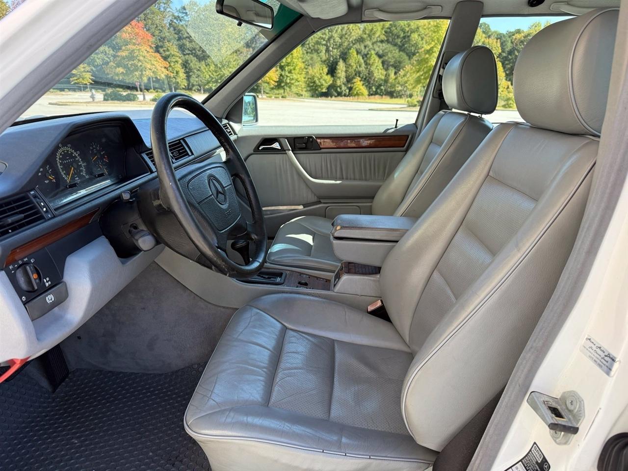 Mercedes-Benz E-Class photo 32