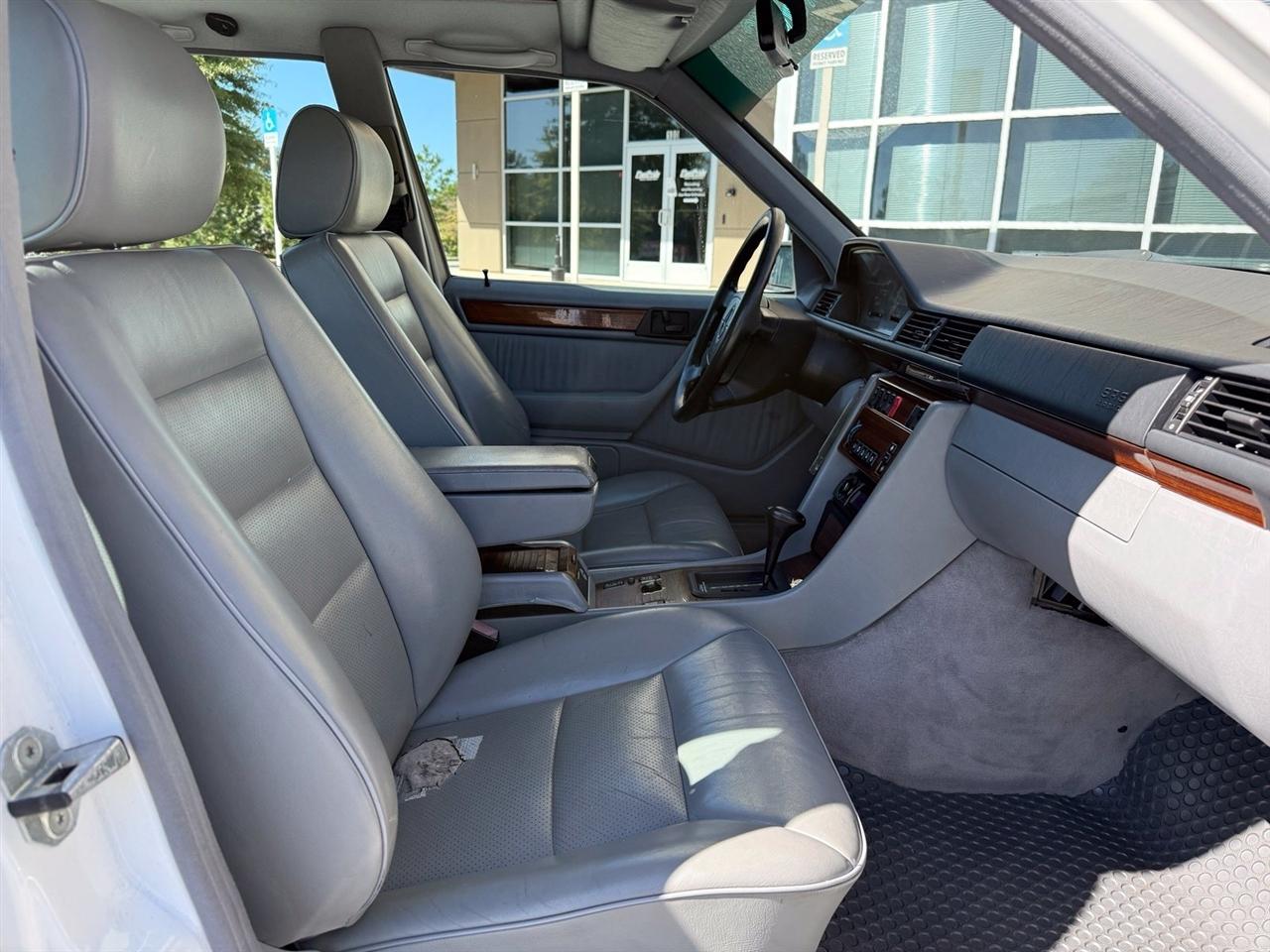 Mercedes-Benz E-Class photo 33