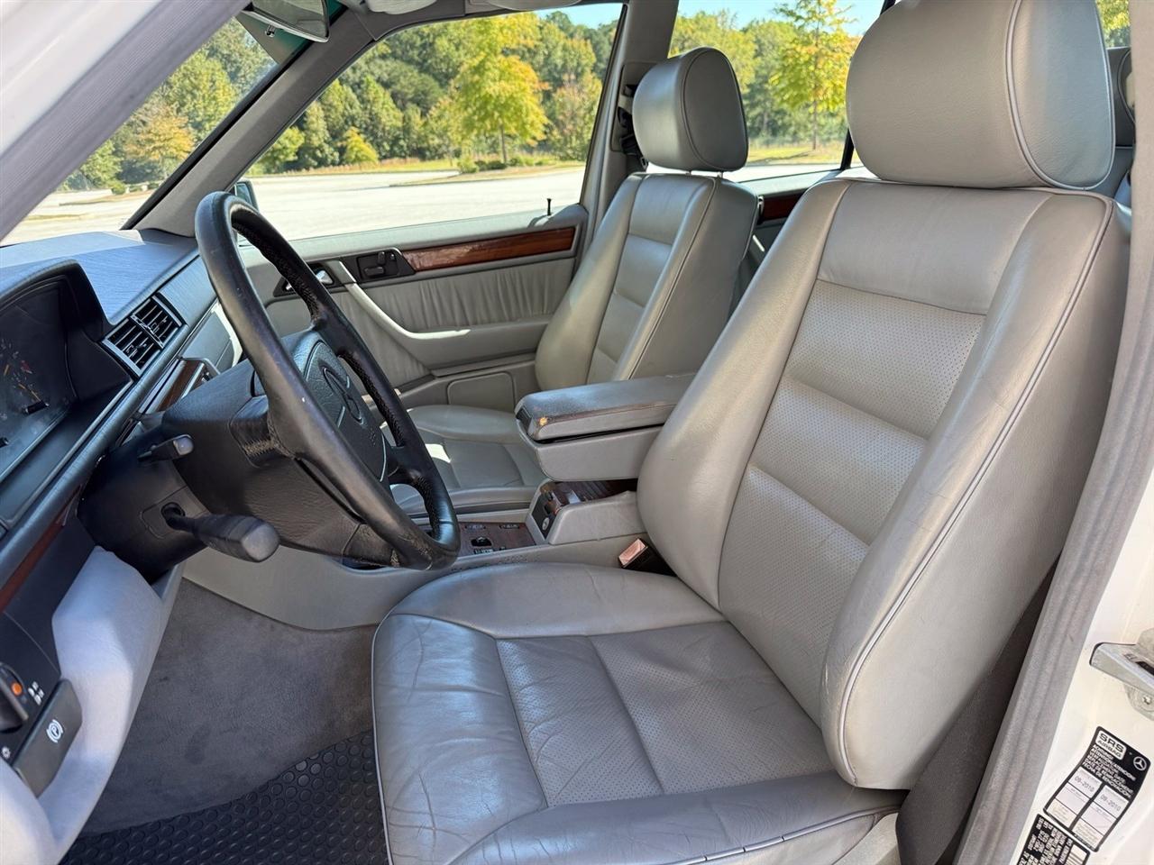 Mercedes-Benz E-Class photo 34