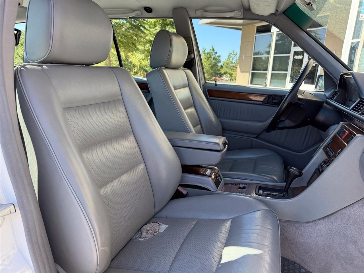 Mercedes-Benz E-Class photo 35