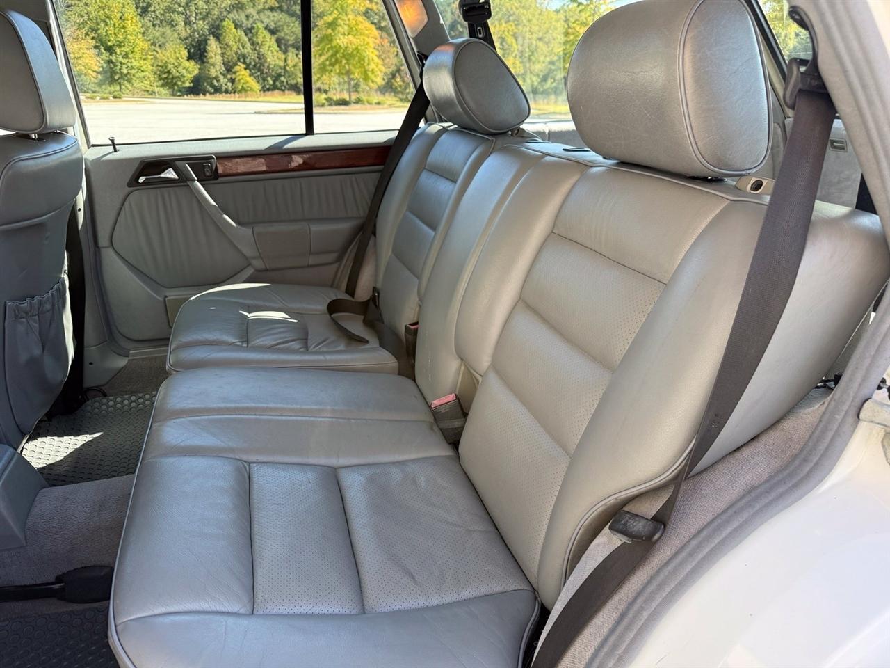 Mercedes-Benz E-Class photo 38