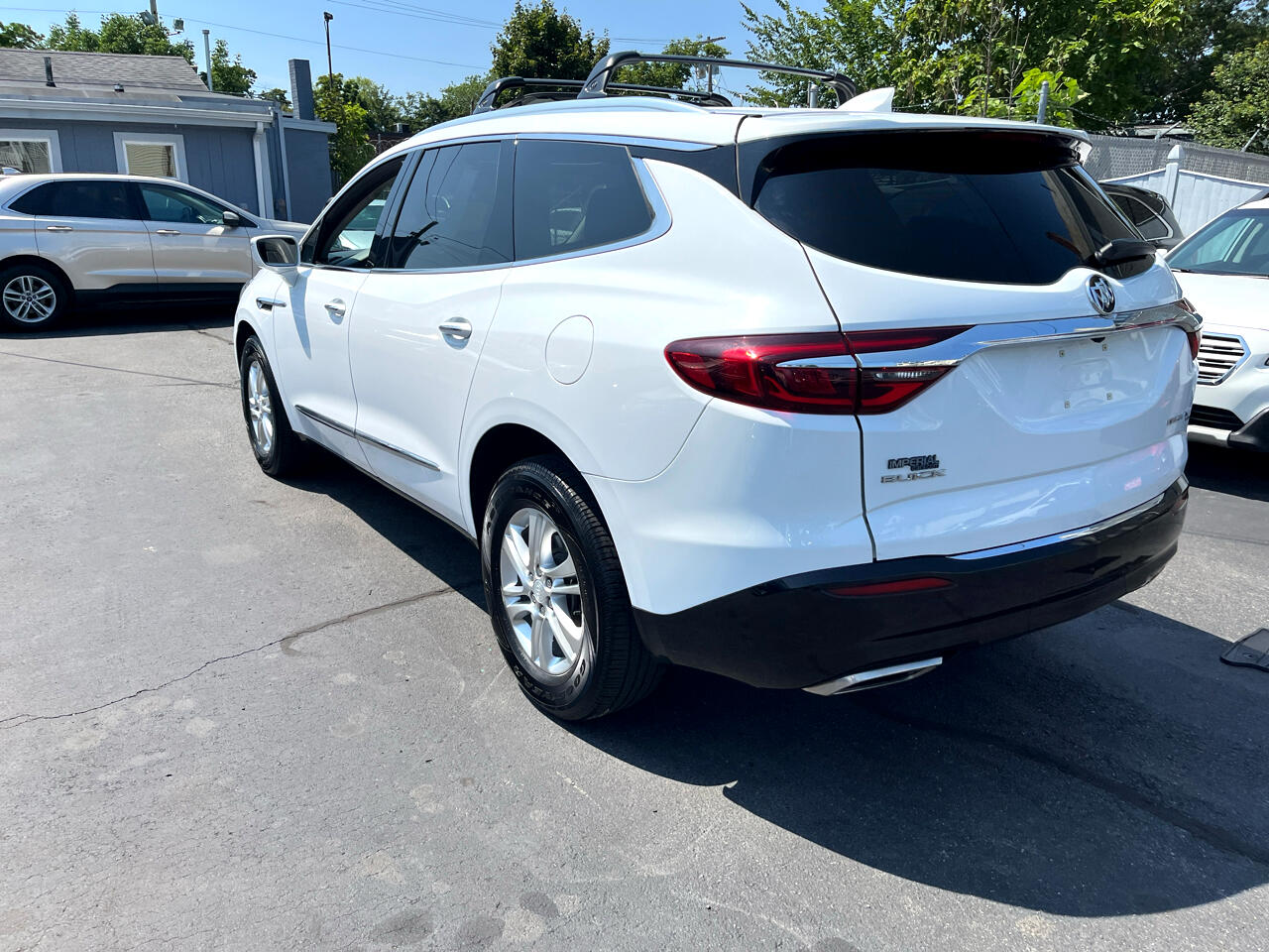 2018 Buick Enclave Essence photo 2
