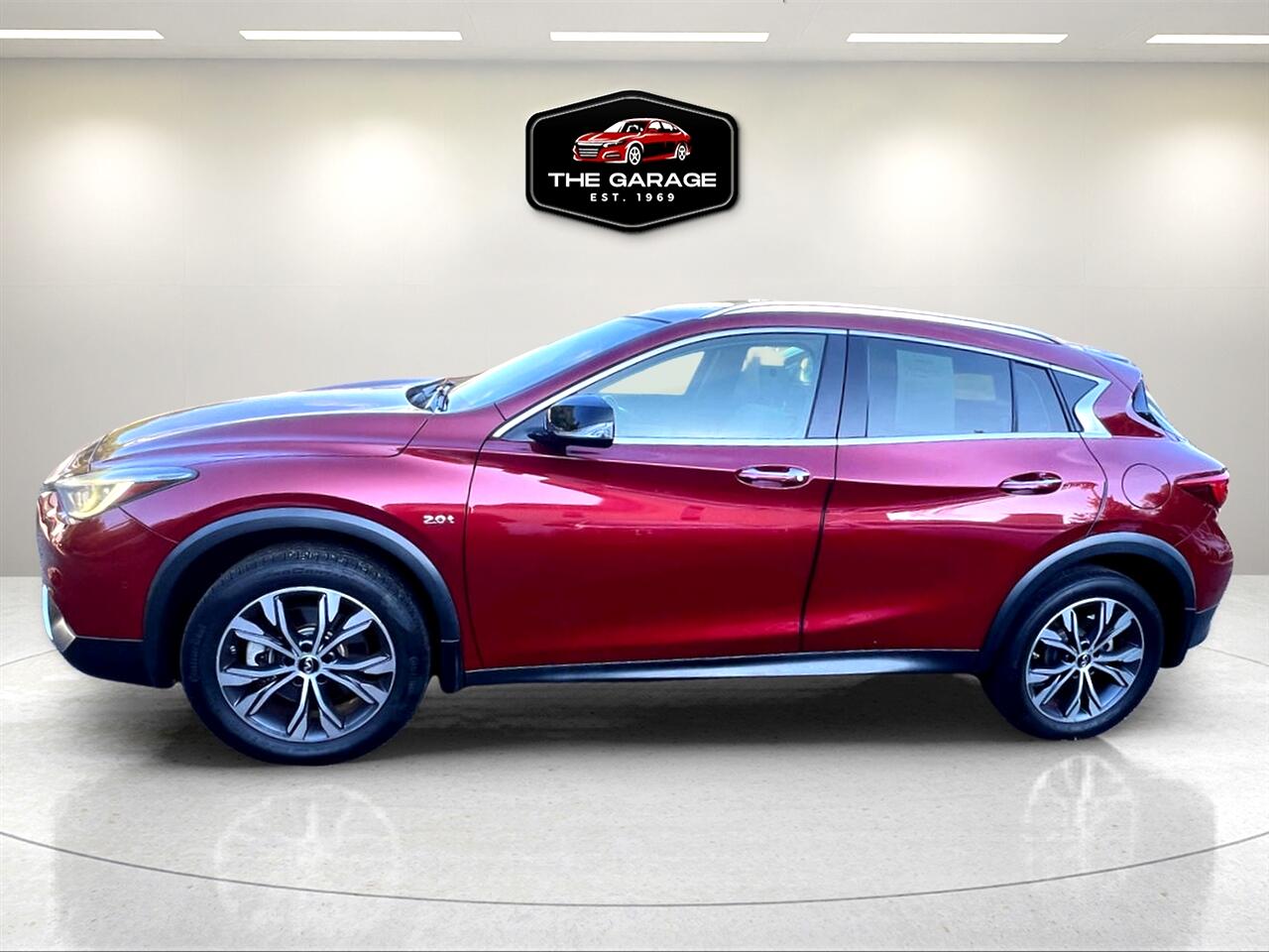 2018 Infiniti QX30 Premium photo 2