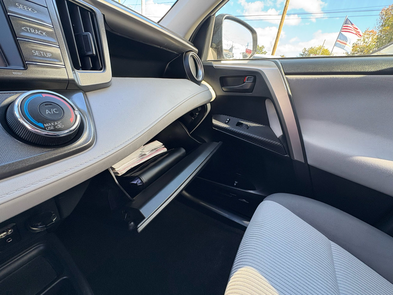 2015 Toyota RAV4 LE photo 12