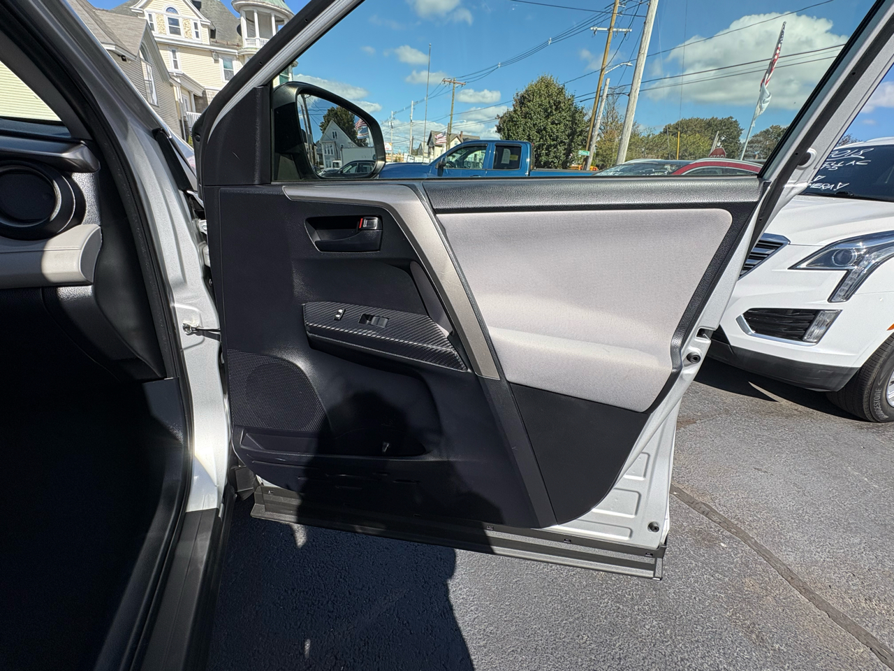 2015 Toyota RAV4 LE photo 25