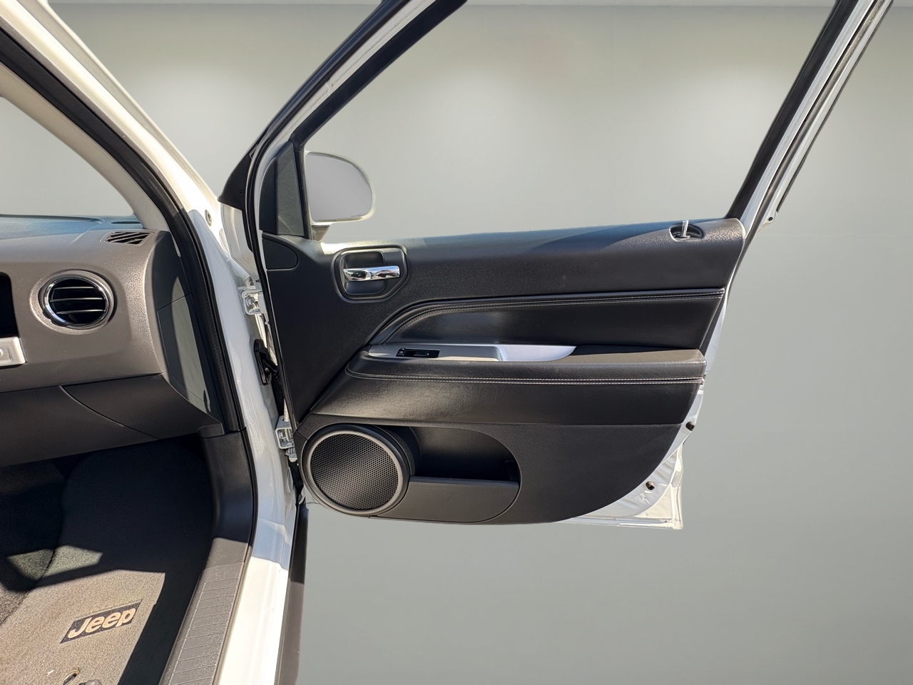 2015 Jeep Compass Latitude photo 28