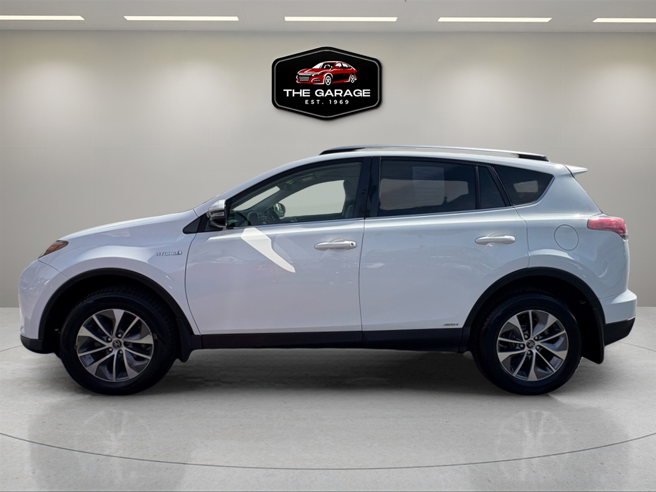 2018 Toyota RAV4 Hybrid LE photo 2