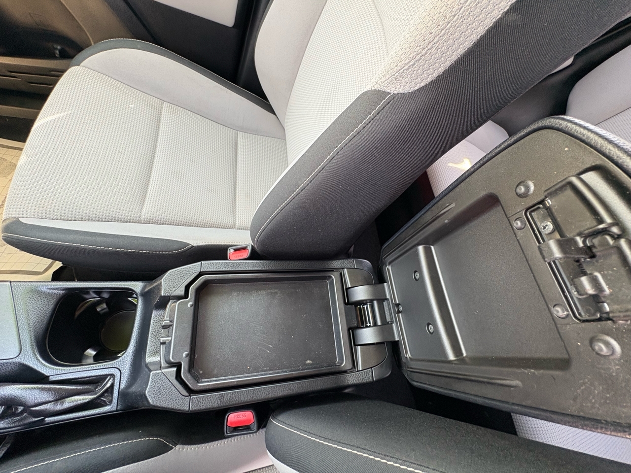 2018 Toyota RAV4 Hybrid LE photo 12