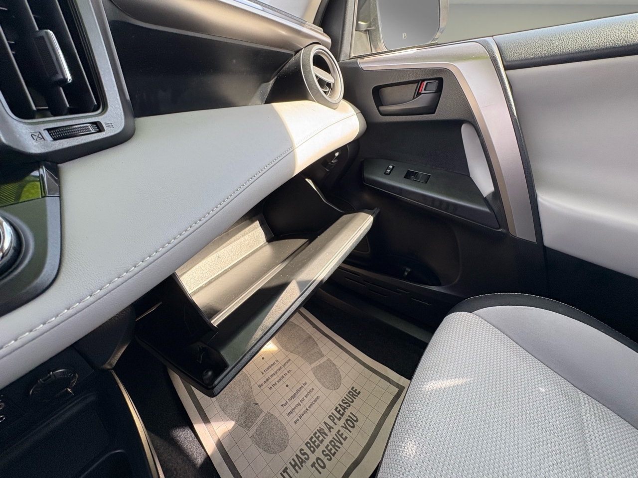 2018 Toyota RAV4 Hybrid LE photo 14