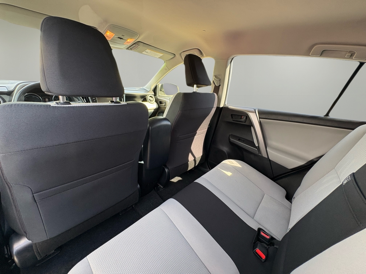 2018 Toyota RAV4 Hybrid LE photo 27