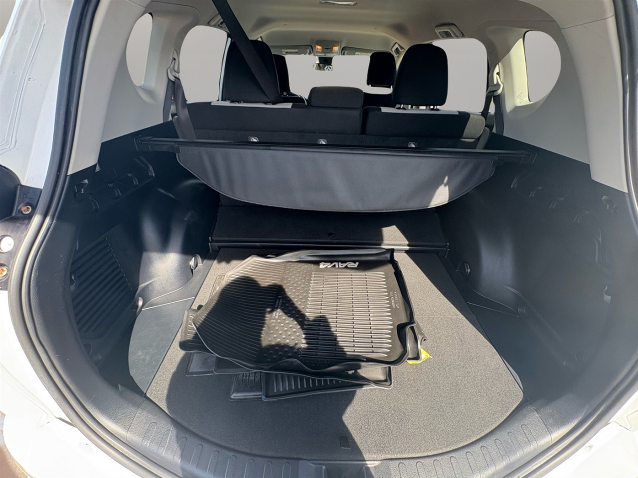 2018 Toyota RAV4 Hybrid LE photo 32