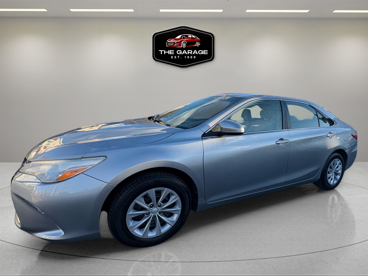 2015 Toyota Camry LE photo 2