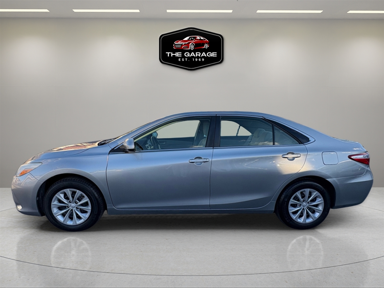 2015 Toyota Camry LE photo 3