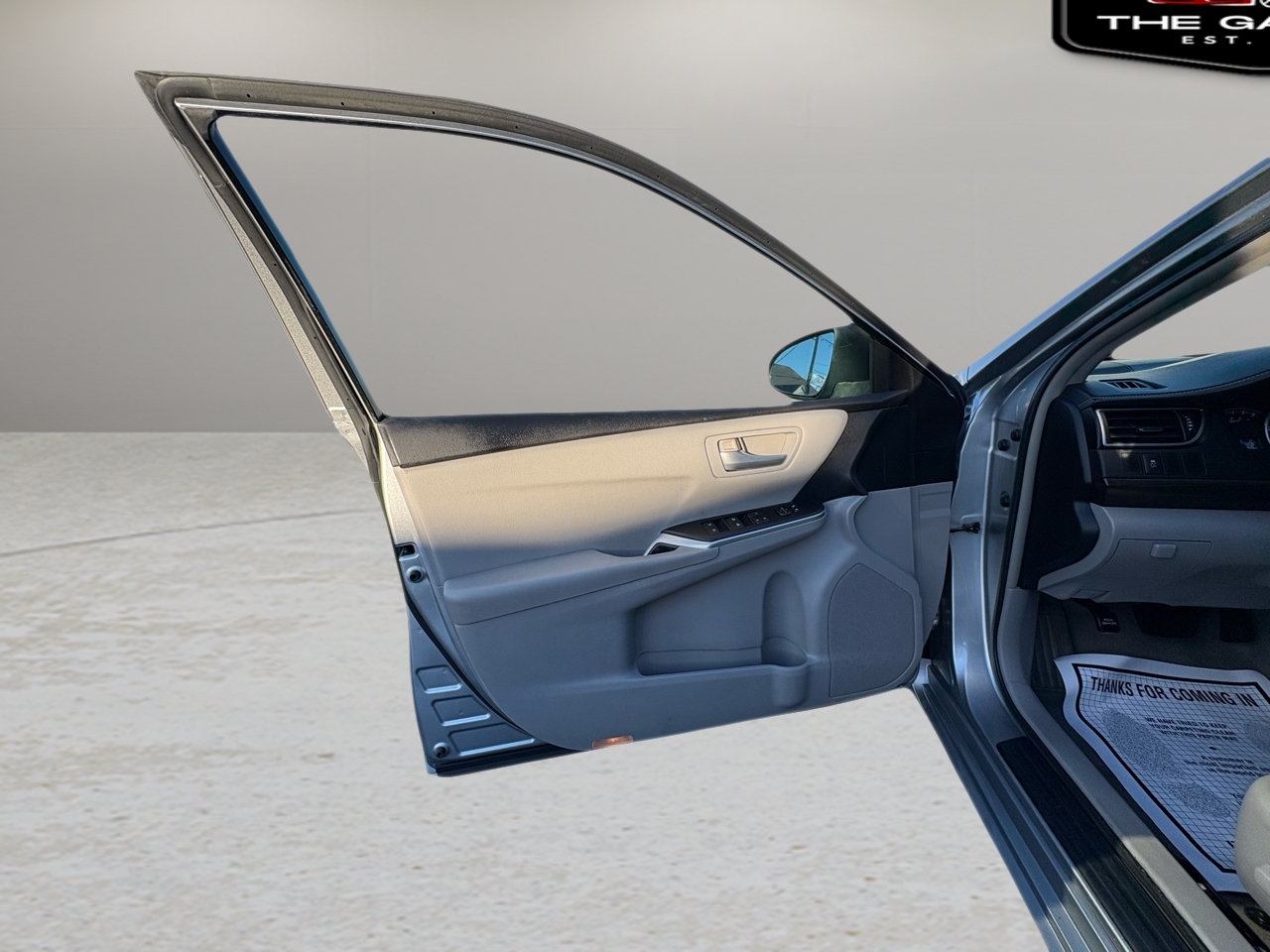 Toyota Camry 4dr Sdn I4 Auto LE (Natl) 2015