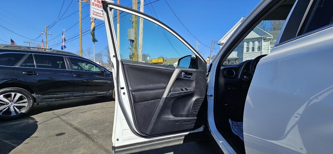 Toyota RAV4 AWD 4dr XLE (Natl) 2015