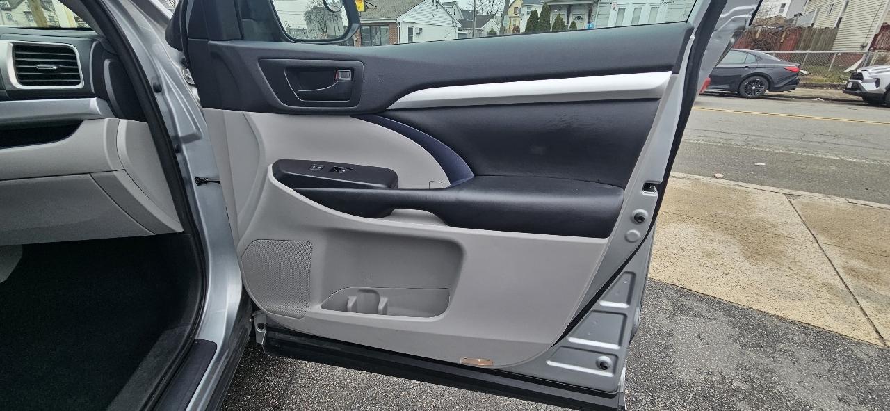 Toyota Highlander LE V6 AWD (Natl) 2018