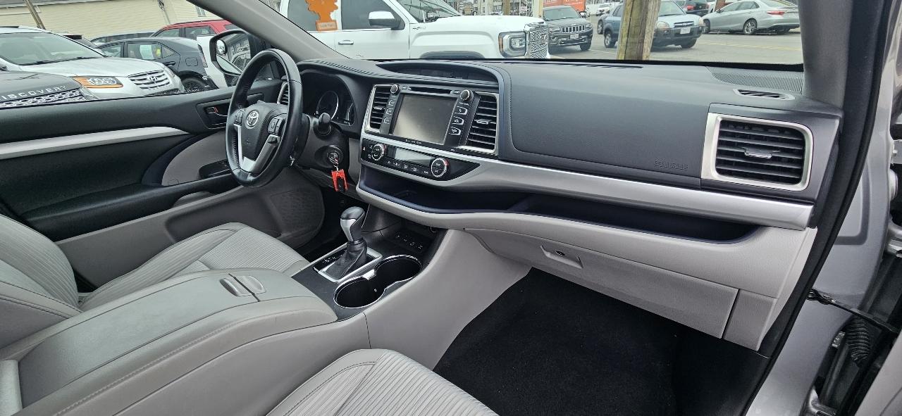 Toyota Highlander LE V6 AWD (Natl) 2018