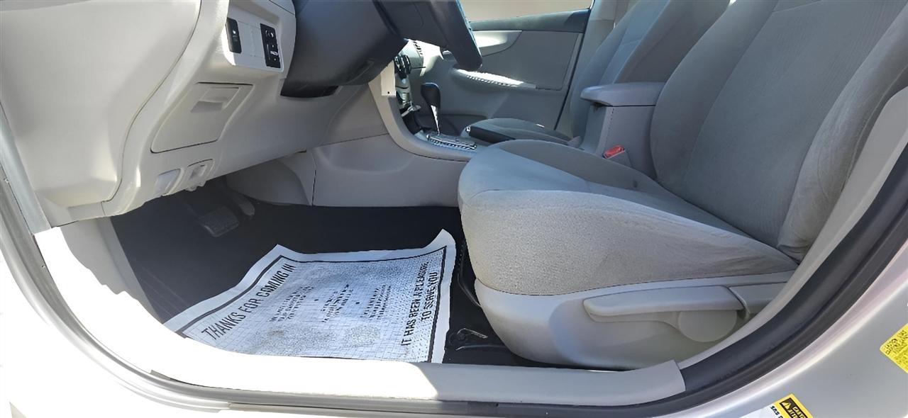 Toyota Corolla 4dr Sdn Auto LE (Natl) 2012