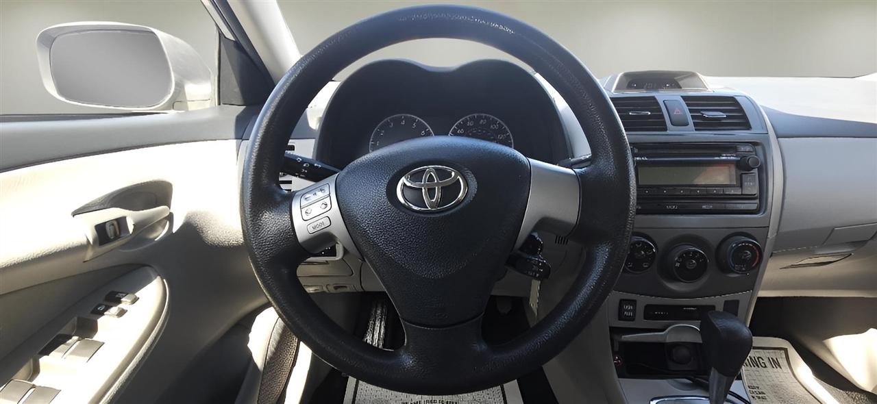 Toyota Corolla 4dr Sdn Auto LE (Natl) 2012