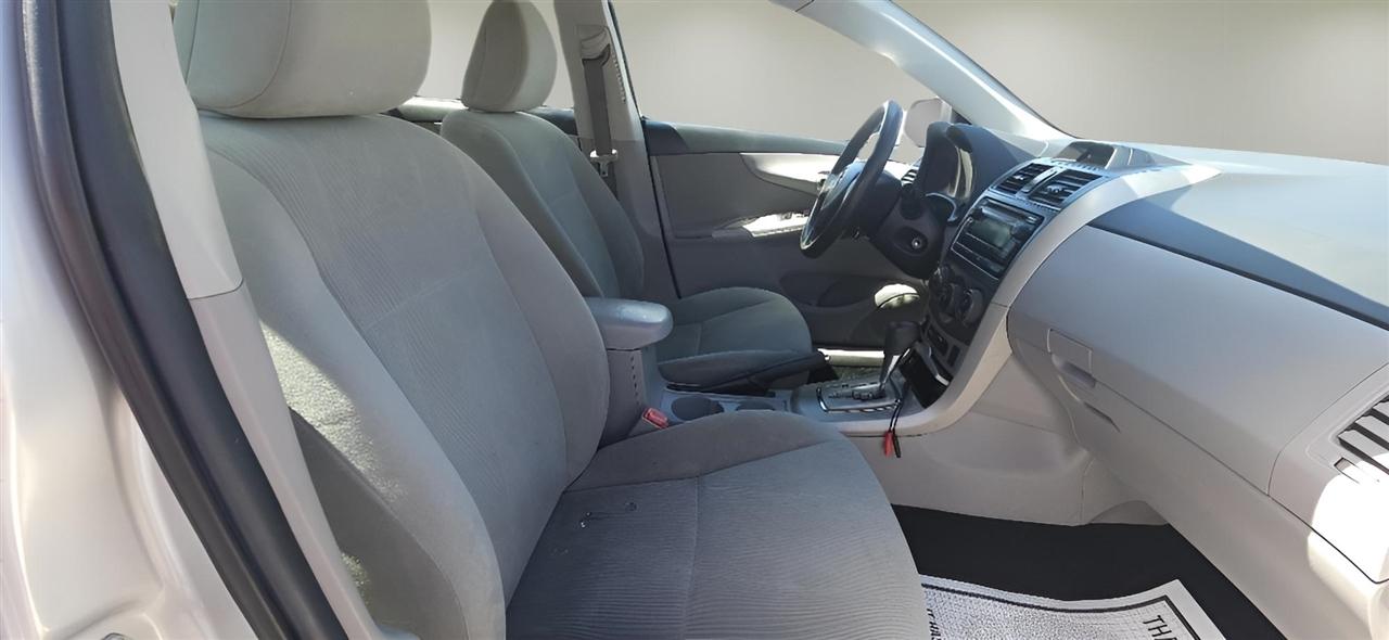 Toyota Corolla 4dr Sdn Auto LE (Natl) 2012