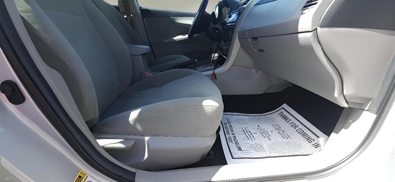 Toyota Corolla 4dr Sdn Auto LE (Natl) 2012