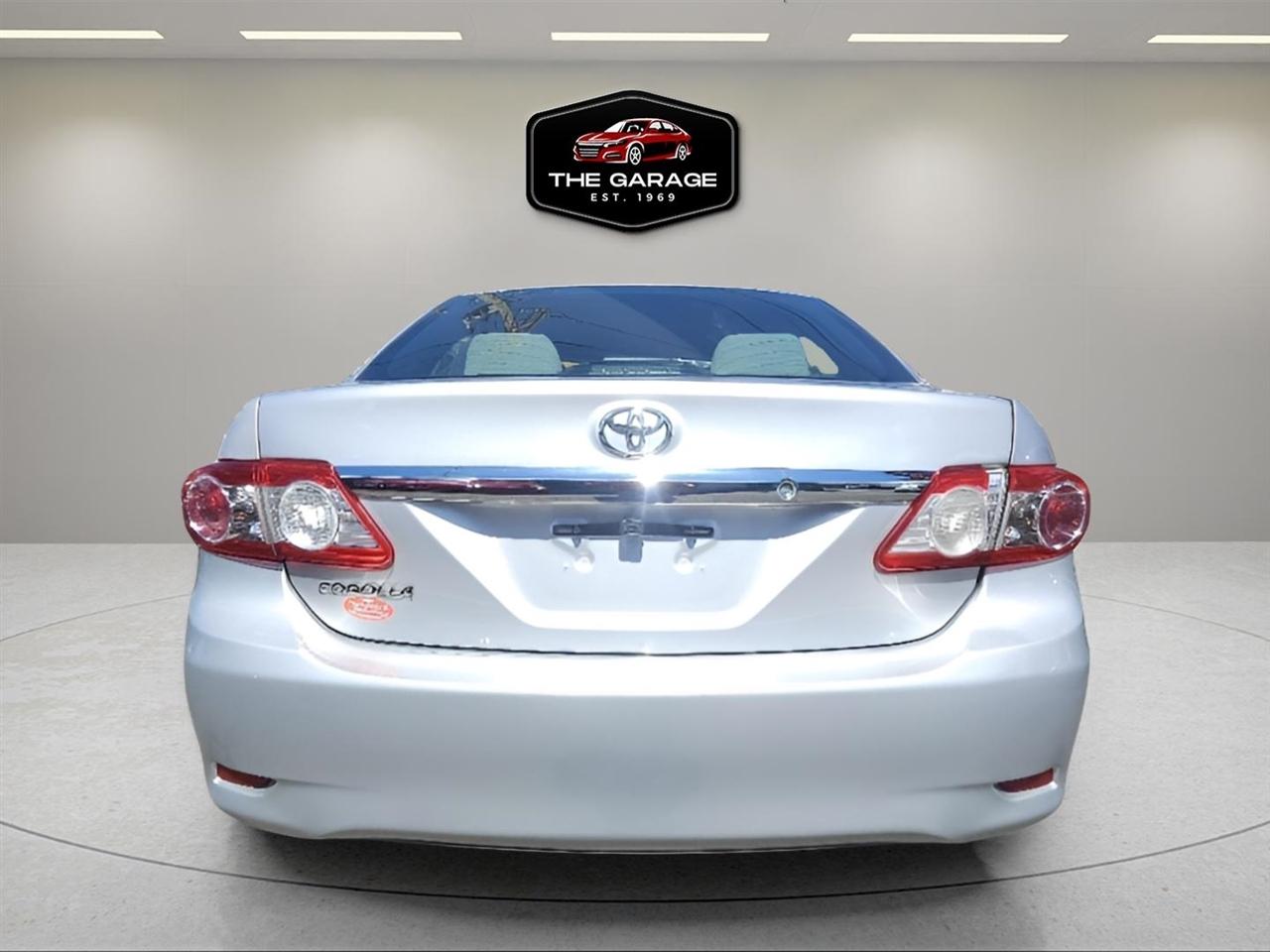 Toyota Corolla 4dr Sdn Auto LE (Natl) 2012