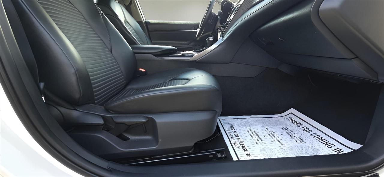 Toyota Camry SE Auto (Natl) 2020