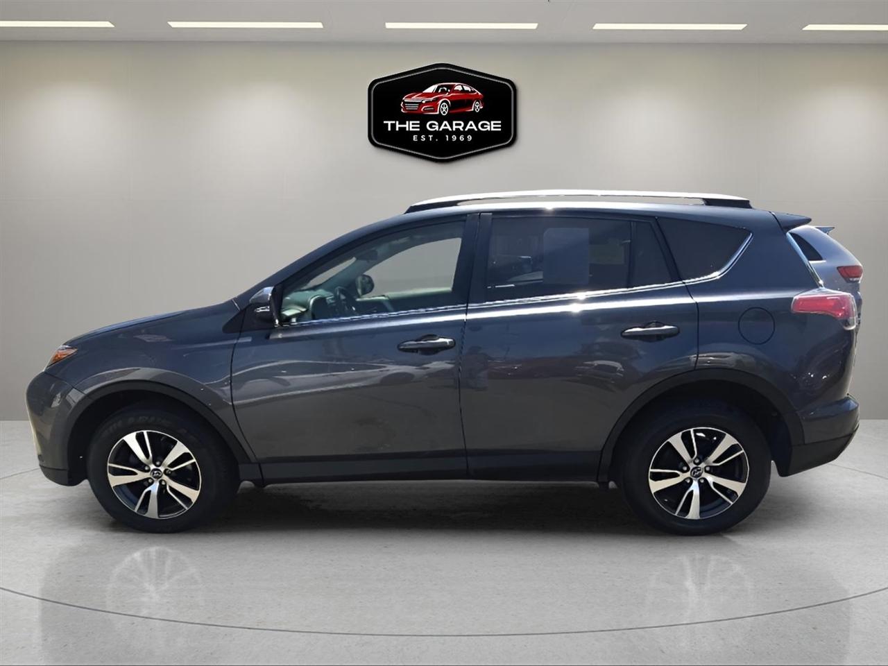 Toyota RAV4 XLE AWD (Natl) 2017