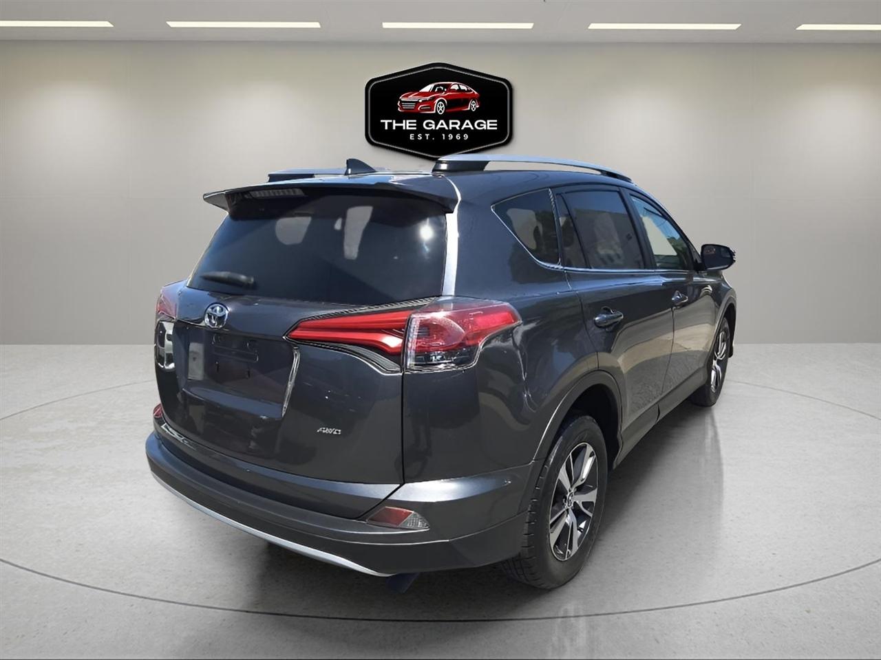 Toyota RAV4 XLE AWD (Natl) 2017
