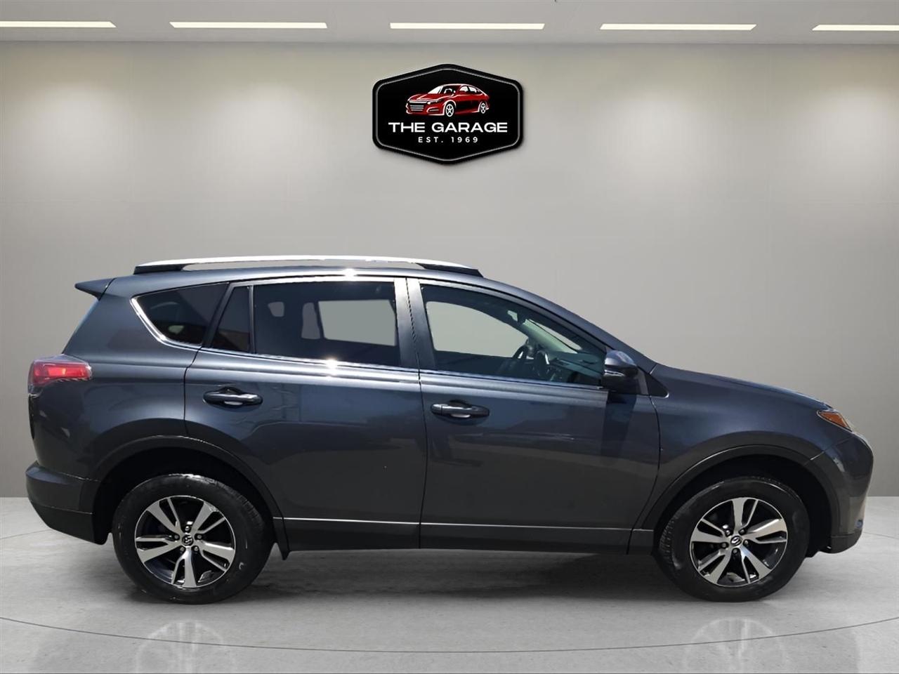 Toyota RAV4 XLE AWD (Natl) 2017