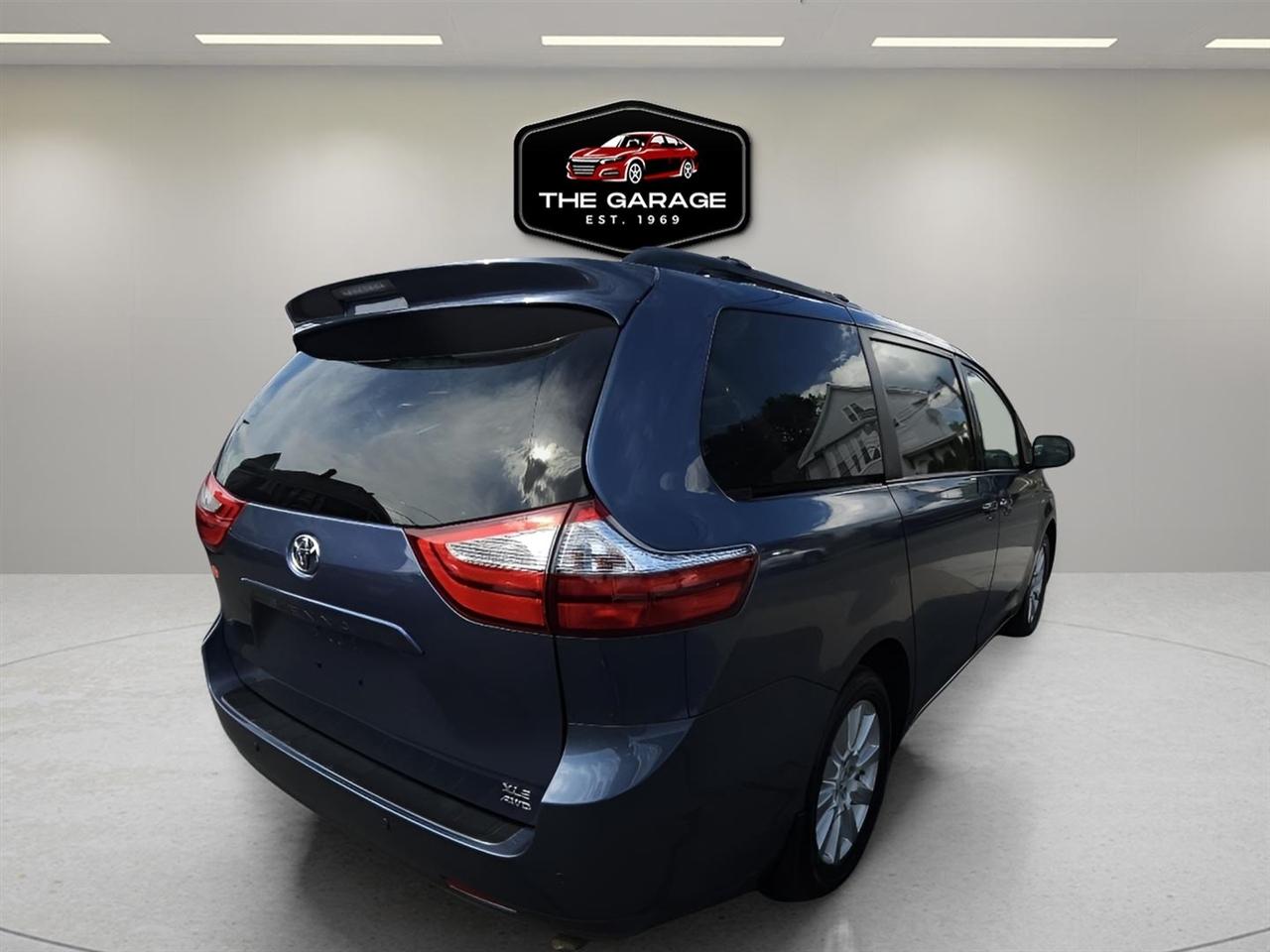 Toyota Sienna XLE AWD 7-Passenger (Natl) 2017