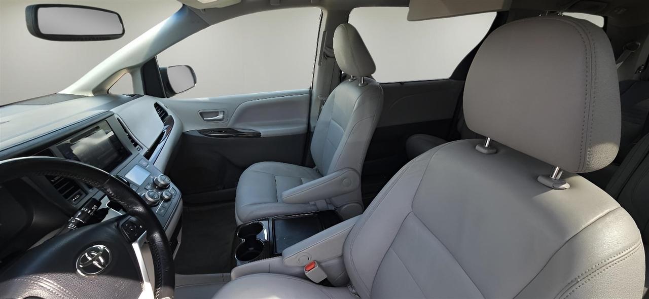 Toyota Sienna XLE AWD 7-Passenger (Natl) 2017