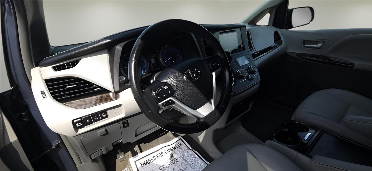 Toyota Sienna XLE AWD 7-Passenger (Natl) 2017