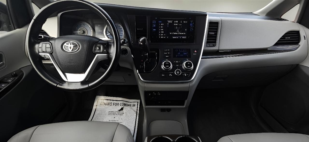 Toyota Sienna XLE AWD 7-Passenger (Natl) 2017