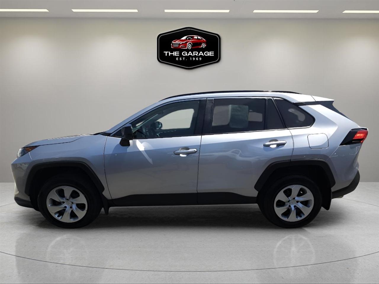 Toyota RAV4 LE AWD (Natl) 2021