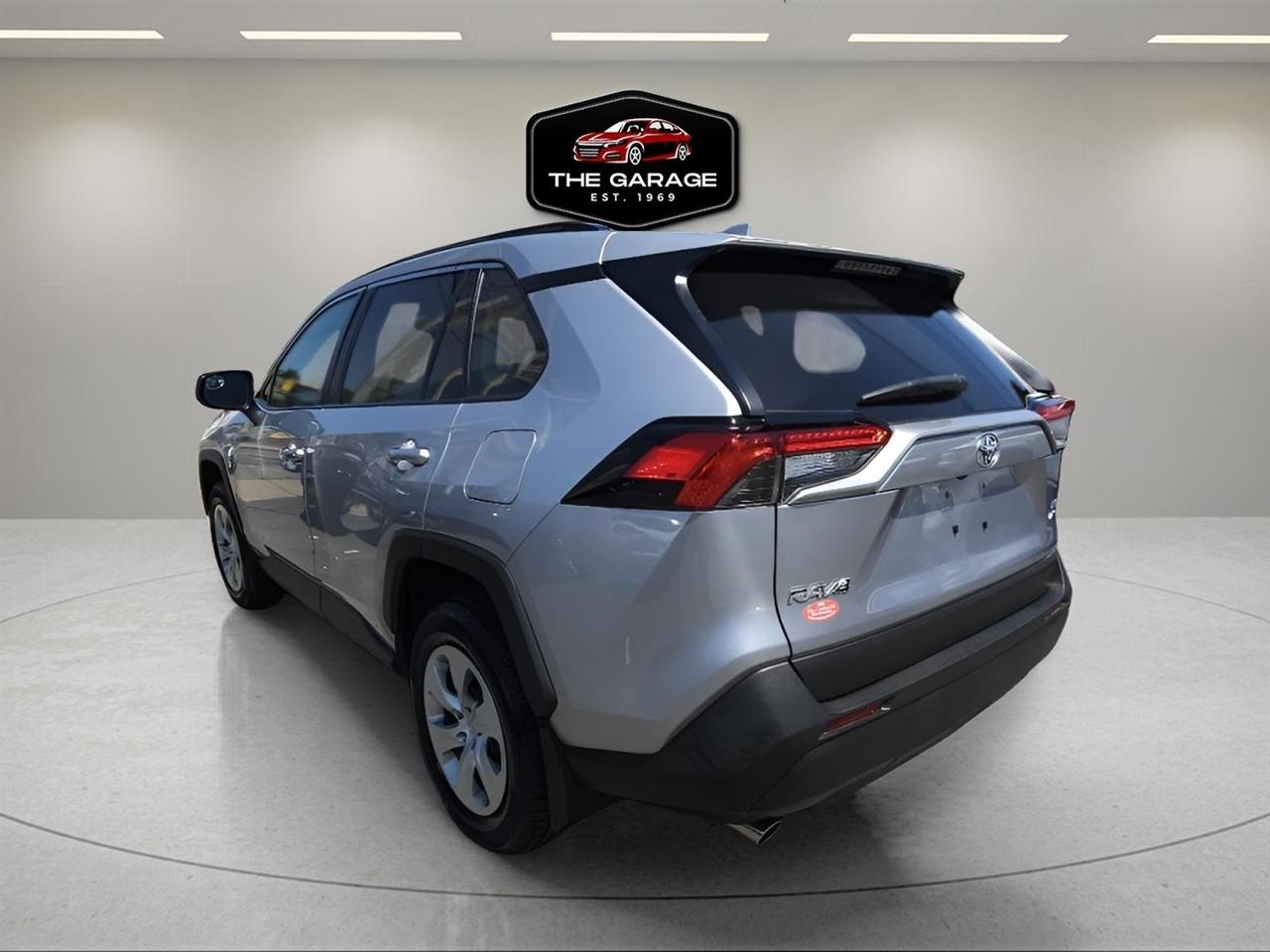 Toyota RAV4 LE AWD (Natl) 2021