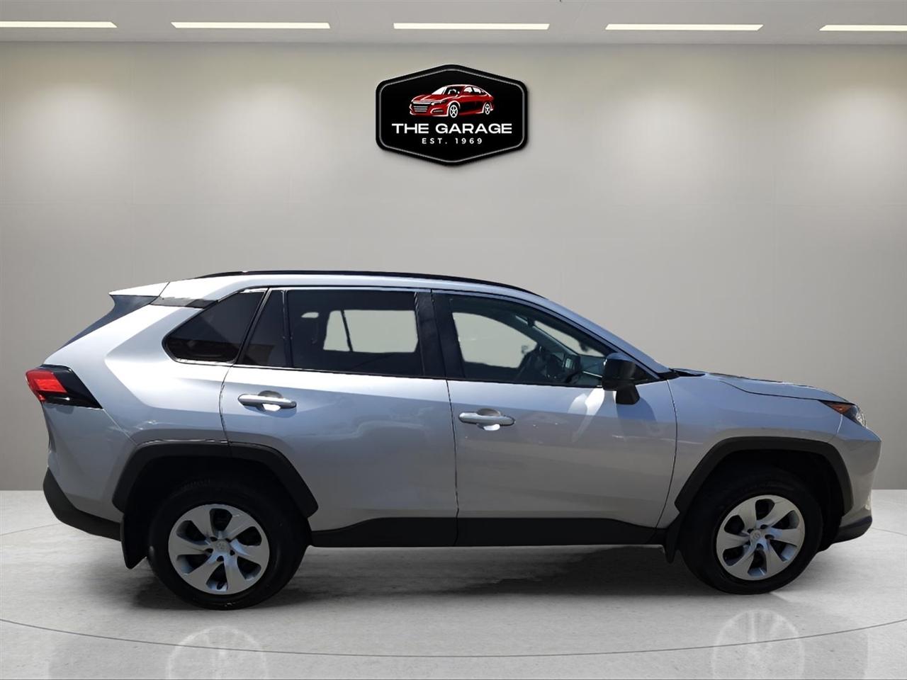 Toyota RAV4 LE AWD (Natl) 2021