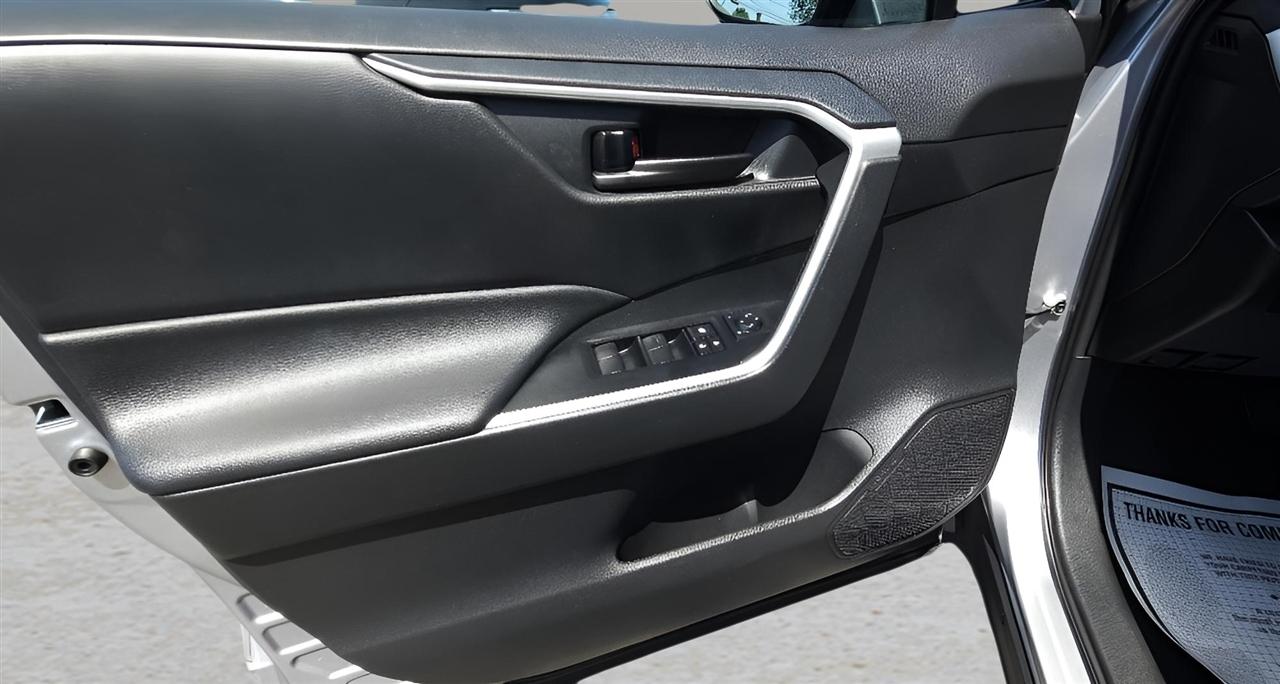 Toyota RAV4 LE AWD (Natl) 2021