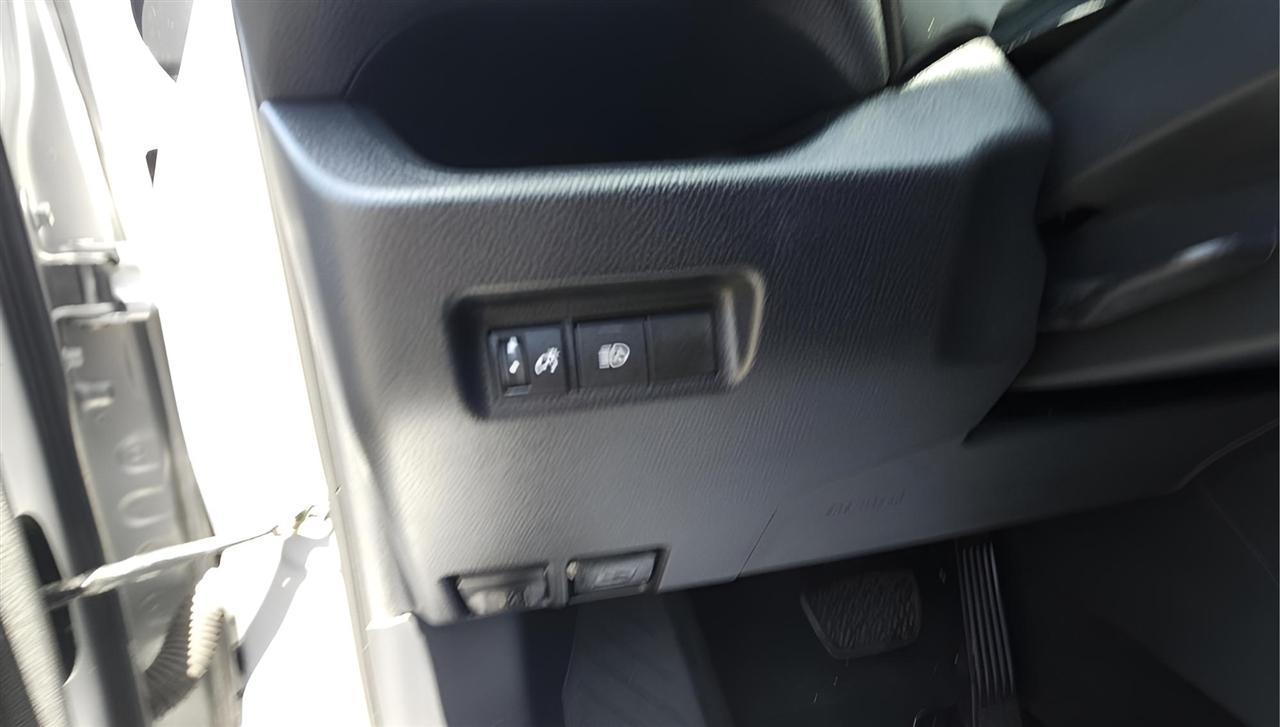 Toyota RAV4 LE AWD (Natl) 2021